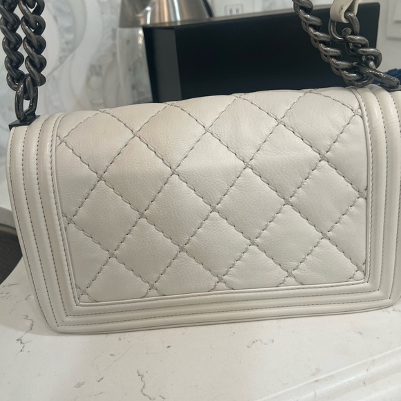 Chanel White Quilted Leather Chain Boy Bag. Great condition. - Picture 12 of 13